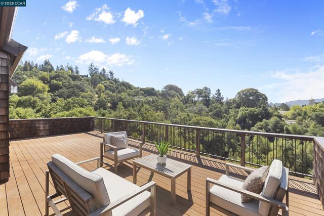 25 Watchwood Ct, Orinda CA: https://media.crmls.org/mediaz/25fe65aa-db96-4958-8e17-dcf9d607be42.jpg