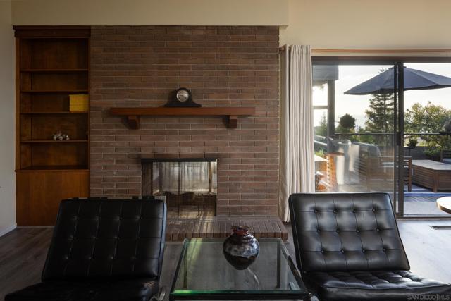 364 Bellaire Street, Del Mar CA: https://media.crmls.org/mediaz/25fedb46-1274-4743-97ed-84a29f2d3416.jpg