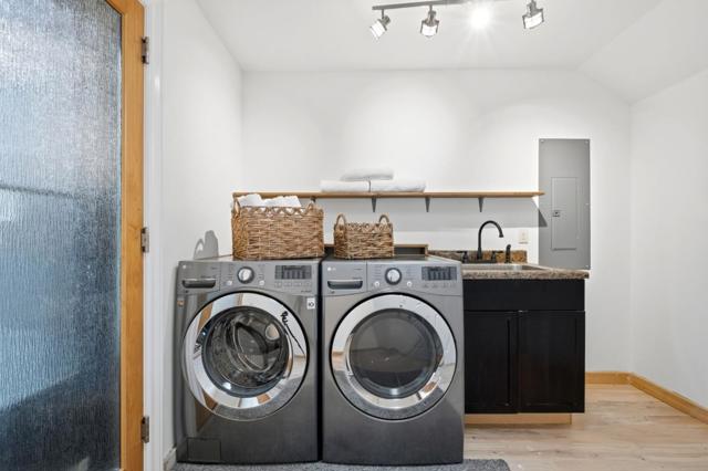 711 W California Way, Redwood City CA: https://media.crmls.org/mediaz/25feed04-fb5a-4313-af45-a3becb7bcaa3.jpg