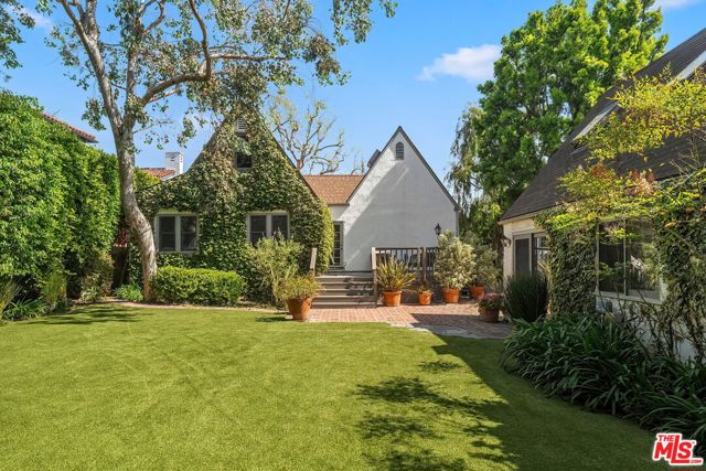 440 19th Street, Santa Monica CA: https://media.crmls.org/mediaz/25ff805f-9bba-4e50-bf20-c303c687d864.jpg