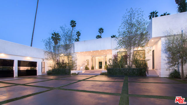 900 N HILLCREST Road, Beverly Hills CA: https://media.crmls.org/mediaz/25ff8157-a655-4877-9b53-9ca316b5bb43.jpg