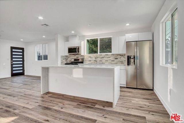 2419 S Cochran Avenue, Los Angeles CA: https://media.crmls.org/mediaz/25ff85b4-6bfa-48b2-b08e-e1a1e2d7cd77.jpg