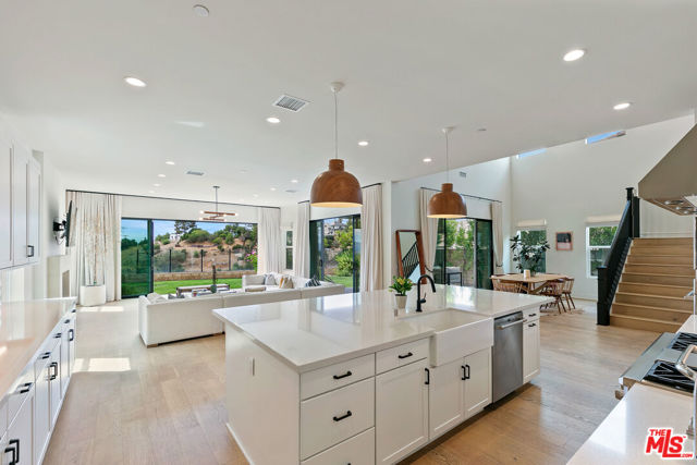 21316 Poema Place, Chatsworth CA: https://media.crmls.org/mediaz/25ffe0d2-8708-43bc-b37b-785651df5a1d.jpg