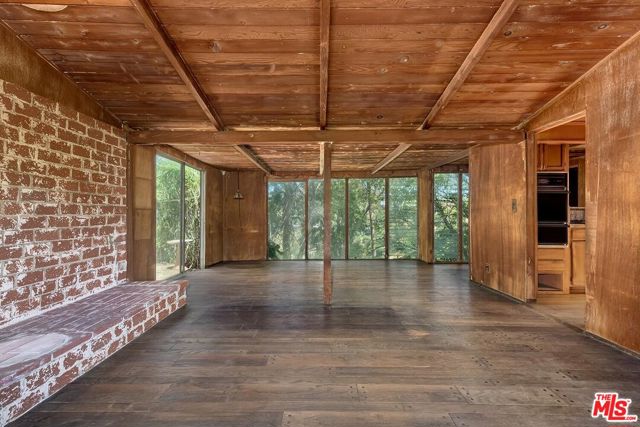 8305 Yuma Place, Los Angeles CA: https://media.crmls.org/mediaz/260071be-f11a-4c7c-b1c3-4eefcc3f581f.jpg