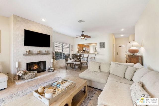 237 E Vista Royale Circle, Palm Desert CA: https://media.crmls.org/mediaz/2600c69d-1da4-49c2-8e93-b4d2fda51bef.jpg