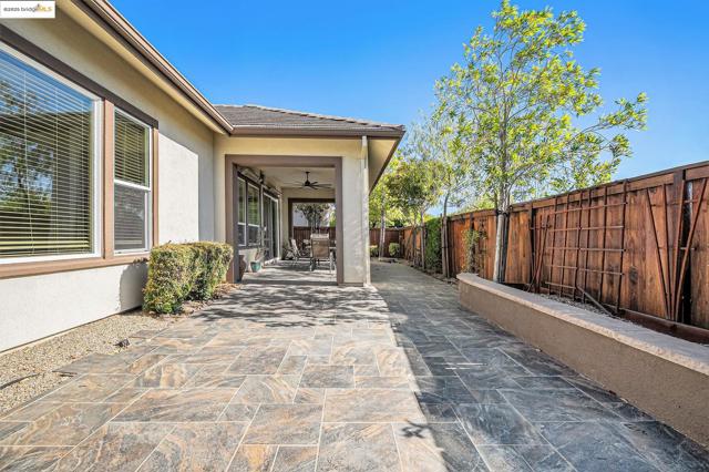 1741 Veneto Ln, Brentwood CA: https://media.crmls.org/mediaz/2601cd8c-b471-4334-b725-07e3a63bd71f.jpg