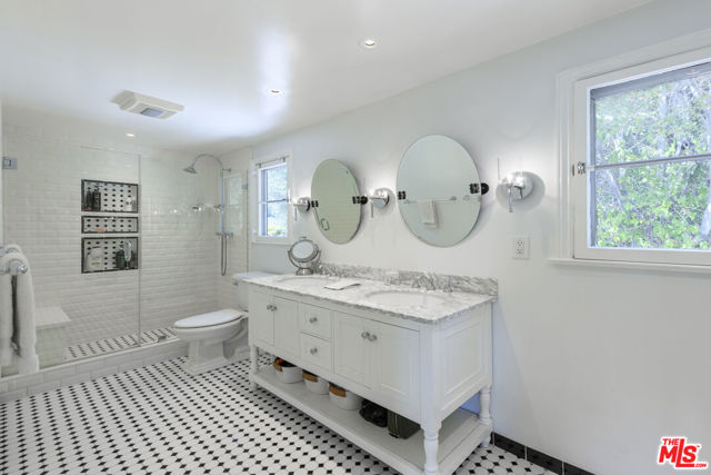 5181 Franklin Avenue, Los Angeles CA: https://media.crmls.org/mediaz/260238c5-1f0f-4ffe-9a0e-f35bd850cca0.jpg