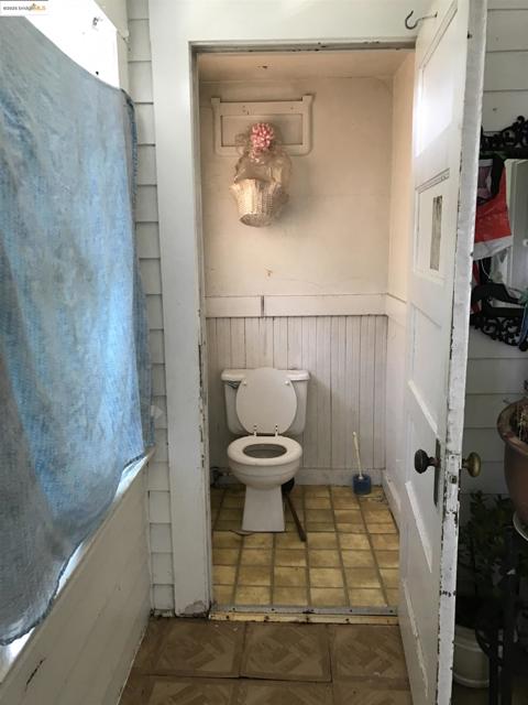 5607 Edgerly St, Oakland CA: https://media.crmls.org/mediaz/2603b2fa-4b5a-402c-ab17-b276b10290a2.jpg