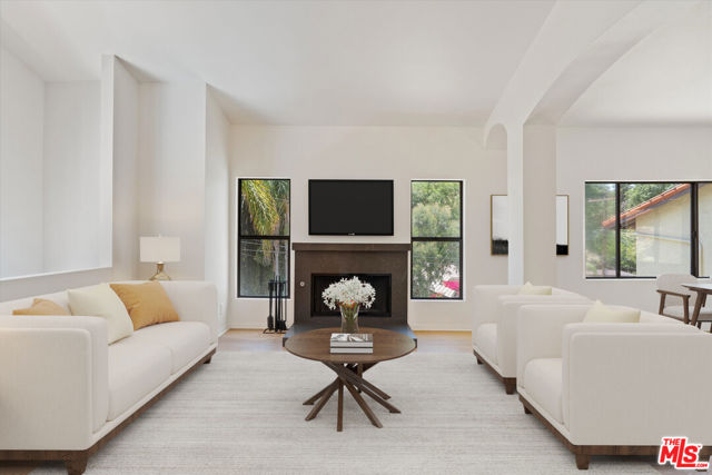 22960 Cass Avenue, Woodland Hills CA: https://media.crmls.org/mediaz/2603e7e2-a32d-4d40-888d-c4da10eb6148.jpg