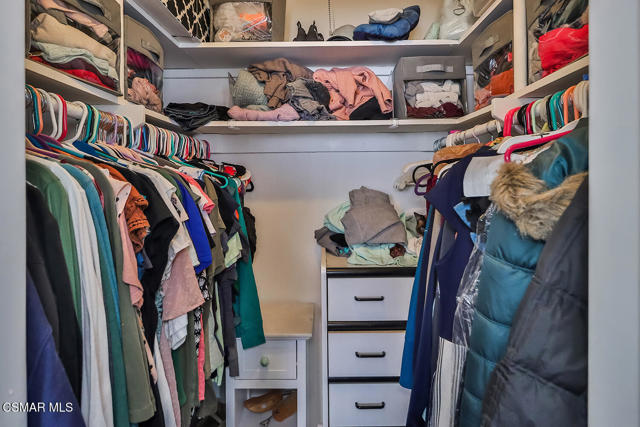 5429 Newcastle Avenue, Encino CA: https://media.crmls.org/mediaz/26040454-d586-4136-8cc6-643e2bc26c6e.jpg