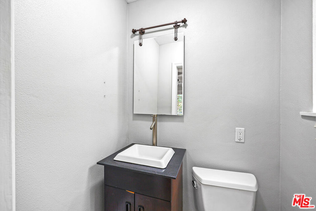 https://media.crmls.org/mediaz/26040c17-e0b7-4518-8b0d-e367cc87aa2c.jpg?preset=X-Large