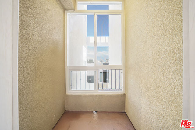 970 S St Andrews Place, Los Angeles CA: https://media.crmls.org/mediaz/26044640-4d75-4eaa-9fe4-fc080008f813.jpg
