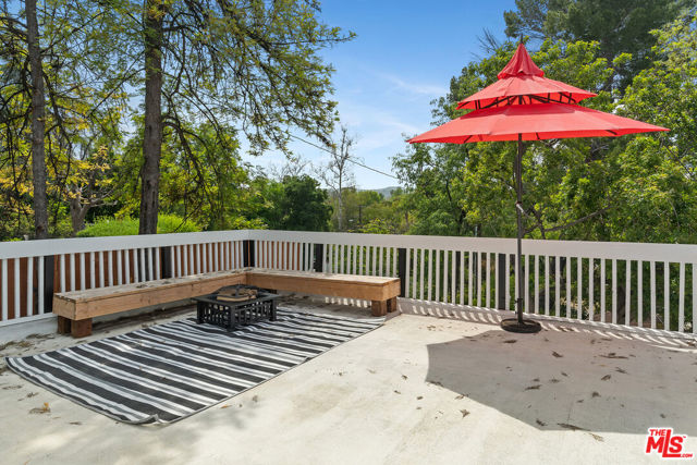 19555 Oxnard Street, Tarzana CA: https://media.crmls.org/mediaz/2604bba2-c6dd-44f3-a428-ba422c737d83.jpg