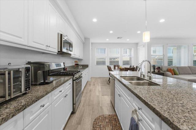 Detail Gallery Image 11 of 52 For 1184 Calle Oroblanco #3,  Chula Vista,  CA 91913 - 3 Beds | 3 Baths