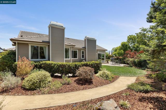 21 Mercury Ct, Pleasant Hill CA: https://media.crmls.org/mediaz/2607ecc1-b278-4457-b19b-b6f1158a1dce.jpg