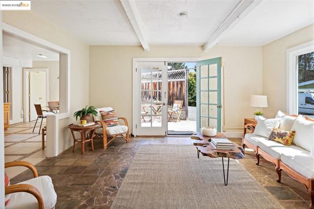 2871 Stephen Dr, Richmond CA: https://media.crmls.org/mediaz/26098ef9-ad21-411f-b120-218bd39a3eb9.jpg