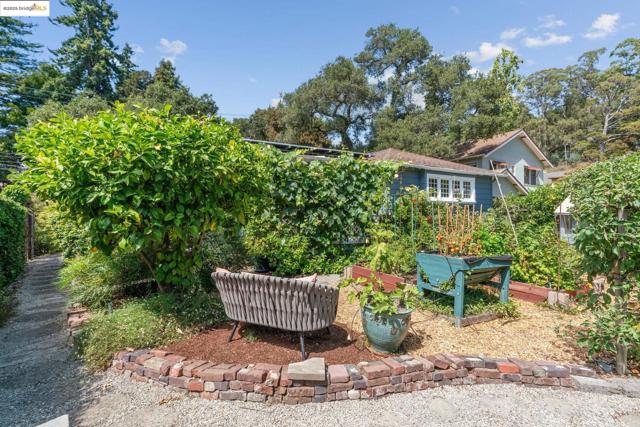 5550 Snake Road, Oakland CA: https://media.crmls.org/mediaz/260a0c21-abe7-4441-a38d-323ea3c67776.jpg