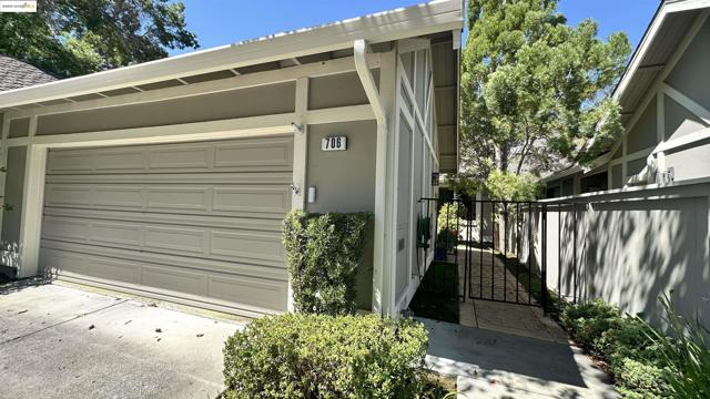 706 Lakeside Ct, Danville CA: https://media.crmls.org/mediaz/260bdfed-7a76-46b1-9b4e-6f4079aaba4d.jpg