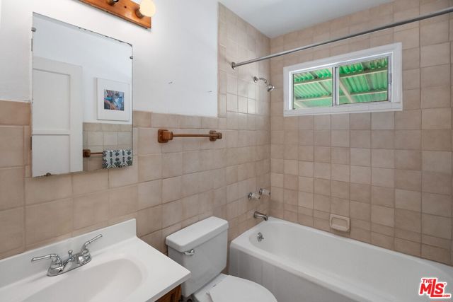 2725 Midvale Avenue, Los Angeles CA: https://media.crmls.org/mediaz/260c3a5d-867a-497f-908b-0e5a3b012322.jpg