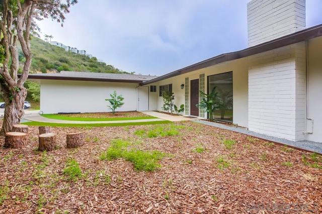 7255 Via Capri, La Jolla CA: https://media.crmls.org/mediaz/260d7f7d-dbae-4d36-97ae-a4579ad39013.jpg