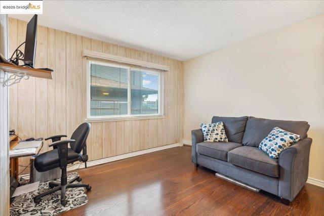 11772 Cranford Way, Oakland CA: https://media.crmls.org/mediaz/260d8027-97d5-4c5f-bc78-1474b105d781.jpg