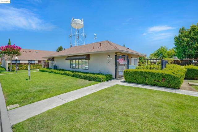 835 Villa Ter, Brentwood CA: https://media.crmls.org/mediaz/260d9909-3bf1-4e45-b4fc-142b336fc449.jpg