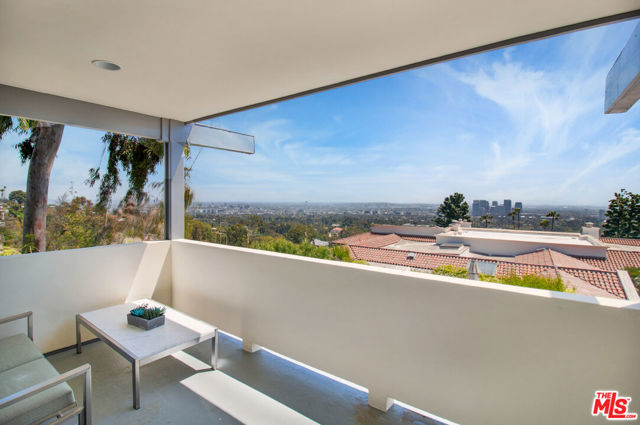 9892 BEVERLY GROVE Drive, Beverly Hills CA: https://media.crmls.org/mediaz/26102634-2cc0-42bc-91c9-1a5f59e4d1c6.jpg