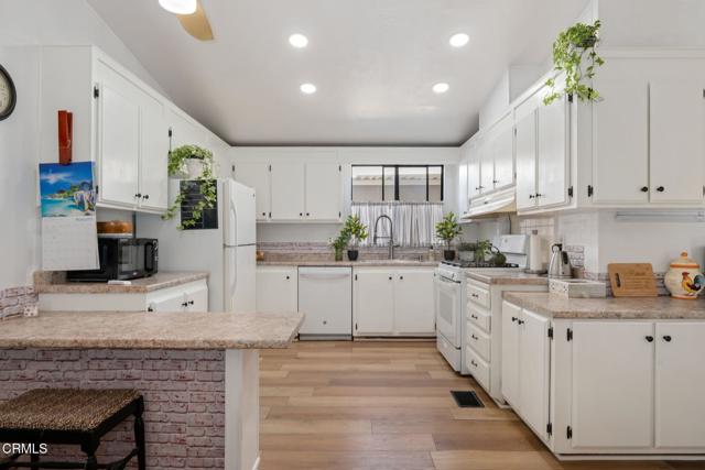Detail Gallery Image 10 of 24 For 95 Camino Algarve #95,  Camarillo,  CA 93012 - 2 Beds | 2 Baths