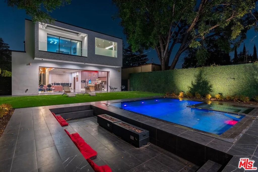 11246 Kling Street — Modern