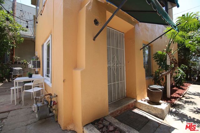 1028 N Hayworth Avenue, West Hollywood CA: https://media.crmls.org/mediaz/26110321-839f-471f-9ddd-1559b5a5198b.jpg