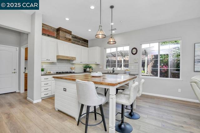 2560 Risebridge Ct, Brentwood CA: https://media.crmls.org/mediaz/26114e8d-0c5c-4bdd-95ba-a6cd7ce3ab5d.jpg