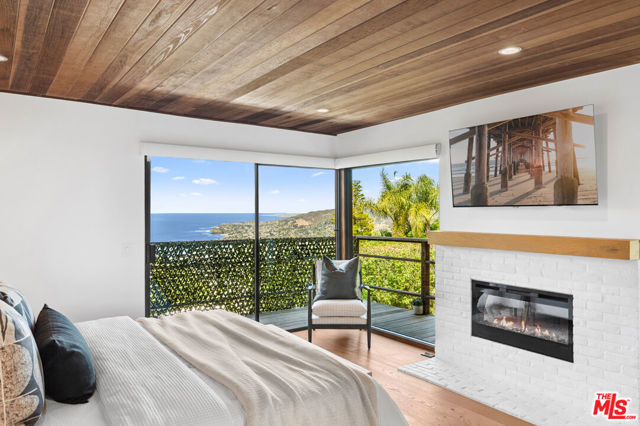 1183 La Mirada Street, Laguna Beach CA: https://media.crmls.org/mediaz/26117fc1-f62c-4079-8d8f-08d41ecb5881.jpg