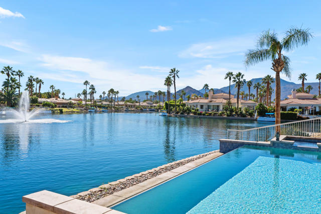 47380 Via Cordova, La Quinta CA: https://media.crmls.org/mediaz/2611f395-7749-470b-a19e-2dd1a439bde2.jpg