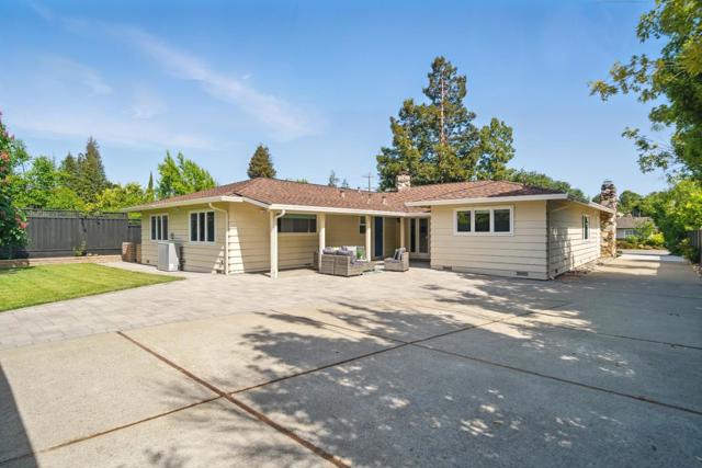 660 Giralda Drive, Los Altos CA: https://media.crmls.org/mediaz/261209af-13fa-48ce-843e-46b12c6fd5c3.jpg