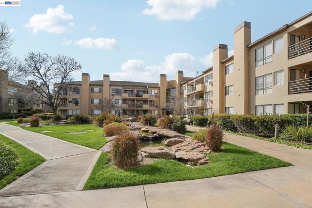 39206 Guardino Dr, Fremont CA: https://media.crmls.org/mediaz/261219e2-1474-41c8-b40b-a72b8a72a88d.jpg