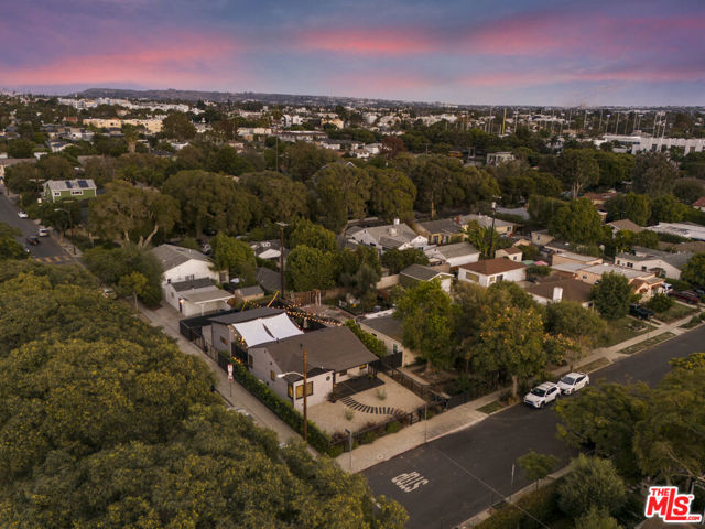 3744 Redwood Avenue, Los Angeles CA: https://media.crmls.org/mediaz/26123da5-c05f-4bf8-bd33-f9063618ef5e.jpg