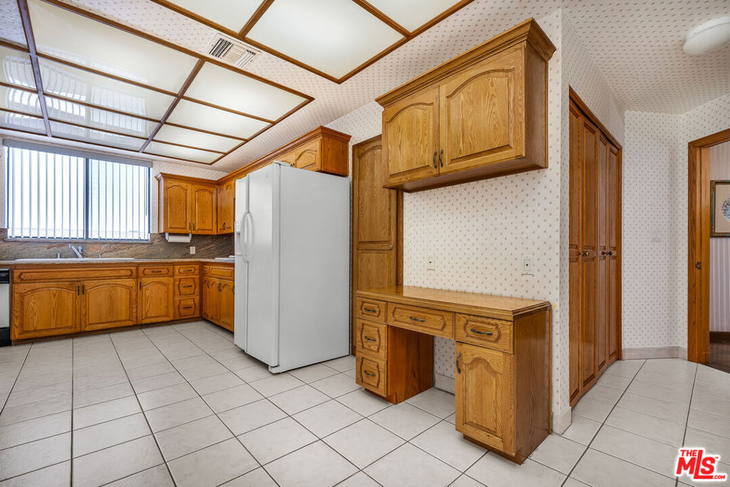 https://media.crmls.org/mediaz/2613214f-8435-41d7-824d-827befa052d9.jpg?preset=X-Large