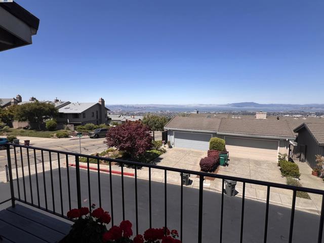 37 Binnacle Hl, Oakland CA: https://media.crmls.org/mediaz/2613f654-f235-4e32-b5b1-d4a0ba79b610.jpg