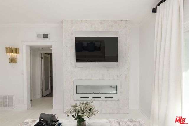 1228 N La Cienega Boulevard, West Hollywood CA: https://media.crmls.org/mediaz/2614900e-6b98-46a9-a645-6b8c1c1a265a.jpg