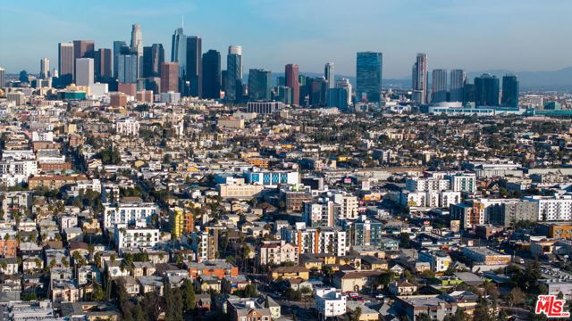 3166 San Marino Street, Los Angeles CA: https://media.crmls.org/mediaz/26156b59-00cb-4a6e-9bc4-cf1e480b413d.jpg