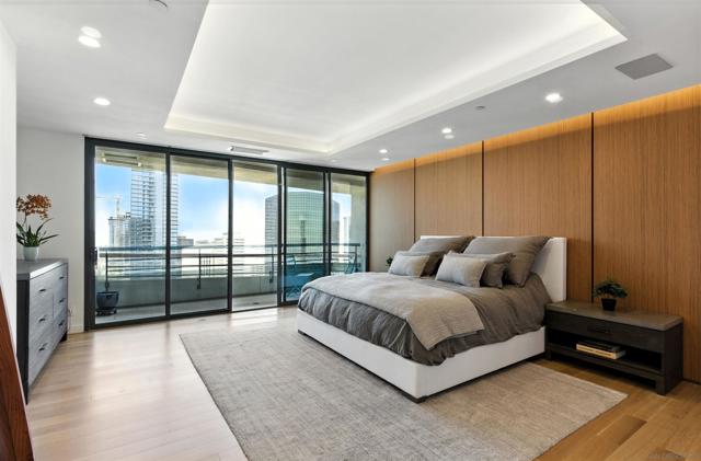 700 Front St, San Diego CA: https://media.crmls.org/mediaz/26158164-1ba2-4a27-b48a-2f02aa6064ff.jpg