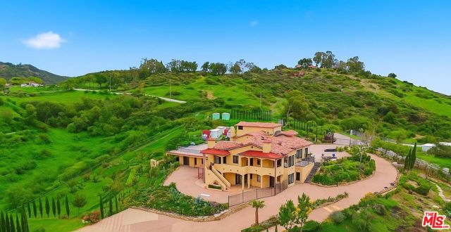 10825 Pacific View Drive, Malibu CA: https://media.crmls.org/mediaz/2616ce9e-919f-4aaa-970c-39ce3807e21c.jpg