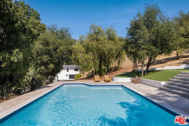 9425 Gierson Avenue, Chatsworth CA: https://media.crmls.org/mediaz/2617045b-d9f2-4c01-9c9f-4cb632dd9a56.jpg