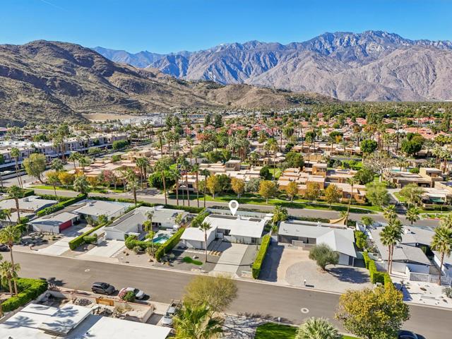 2463 S Broadmoor Drive, Palm Springs CA: https://media.crmls.org/mediaz/2617d047-82ad-4cd2-8920-7308445afa99.jpg