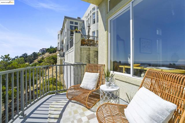 661 Via Rialto, Oakland CA: https://media.crmls.org/mediaz/26183e54-d8ba-4bf8-9342-9361896580a9.jpg