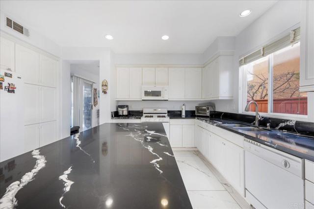 44364 Kingston Drive, Temecula CA: https://media.crmls.org/mediaz/26194c8c-4837-4075-a531-de25724c6f9e.jpg