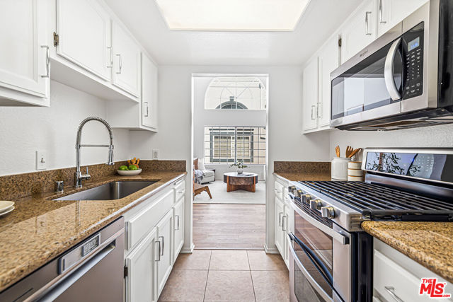 3949 Bentley Avenue, Culver City CA: https://media.crmls.org/mediaz/26198383-bf60-4e15-ab36-40ecd02a863a.jpg