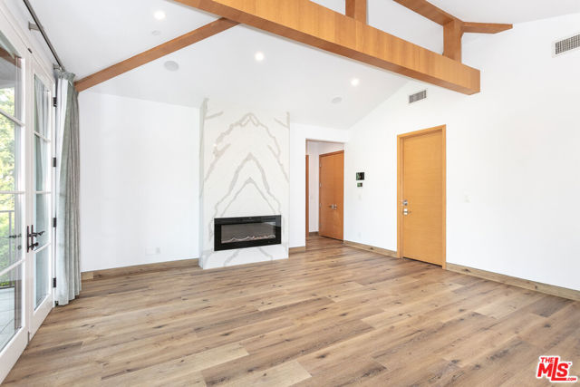 142 N Hamel Drive, Beverly Hills CA: https://media.crmls.org/mediaz/261a3156-e99a-44a6-b8a4-27624b925580.jpg