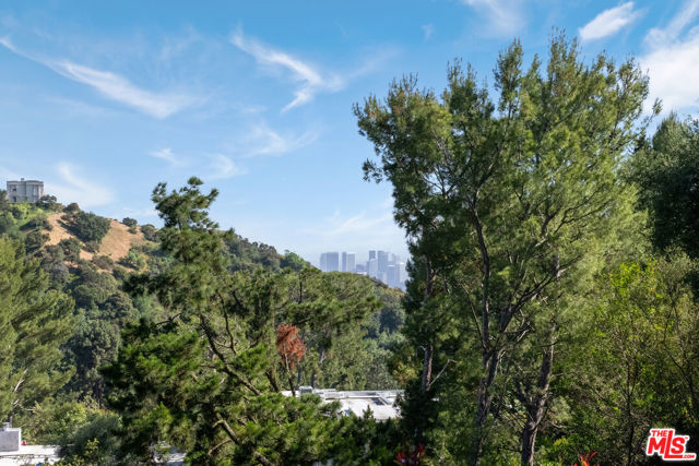2252 Gloaming Way, Beverly Hills CA: https://media.crmls.org/mediaz/261a71ba-413e-4d75-b32f-9e983bd94a7d.jpg