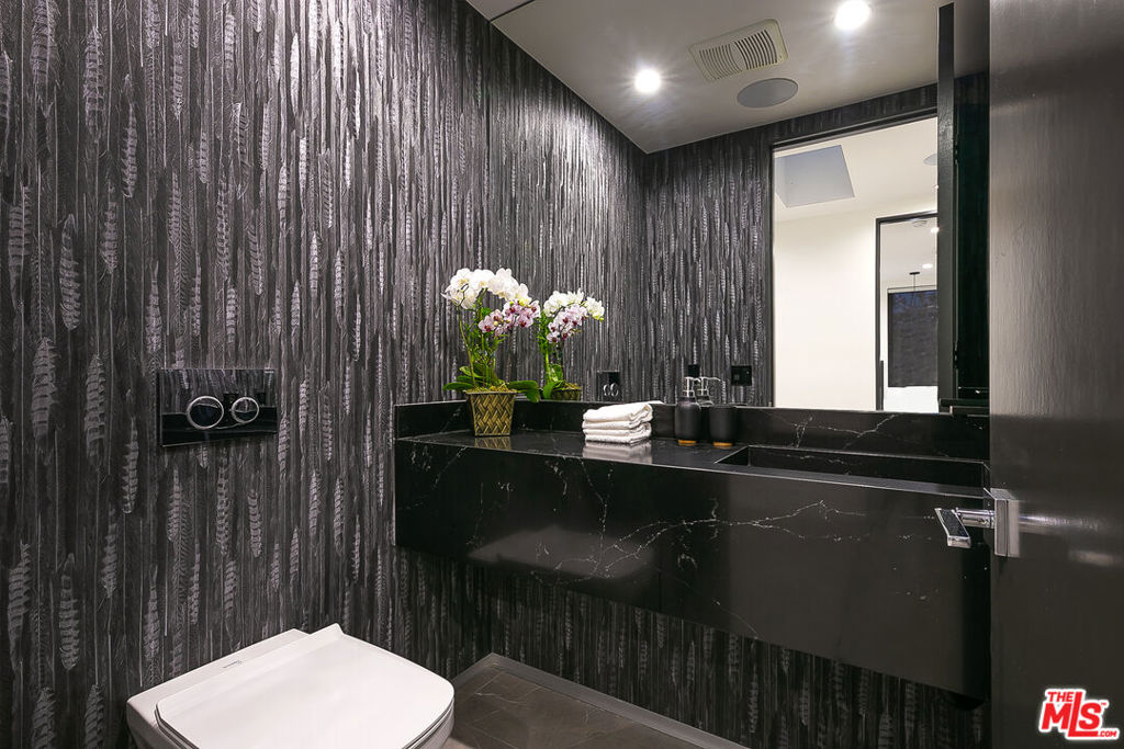 https://media.crmls.org/mediaz/261ae62d-9e5b-489e-9571-9712632d3118.jpg?preset=X-Large